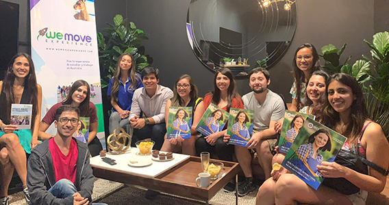 Estudiantes internacionales con mochilas y sonriendo